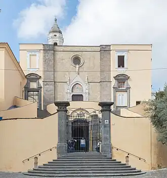 Le parvis et la façade
