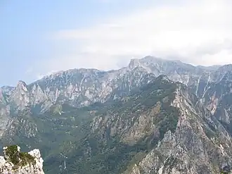 Vue du Pasubio ; à gauche, le val di Fieno et, à droite, le val Canale.