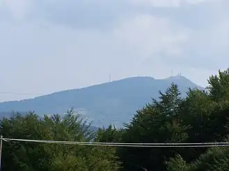 Vue de la face méridionale du mont Penice depuis Brallo di Pregola à 1&nbsp;494&nbsp;m d'altitude.