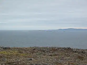 L'île Verte (à gauche), les îlots de l'Île Verte (au centre), l'Enfant Perdu de l'Île Verte (à droite) et la péninsule de Burin (en arrière-plan) vus depuis l'île Saint-Pierre.