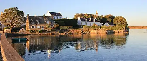 Île de Saint-Cado avec sa chapelle romane du XIe&nbsp;siècle.