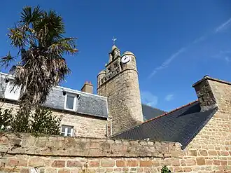Le clocher-tour de l'église.