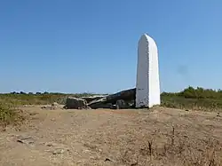 La « Pierre blanche » (amer de Cro-Menac'h) et le dolmen de Magouer Huen.