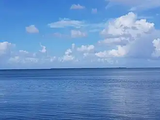 Ilet à Fajou vu de la rive de Baie-Mahault