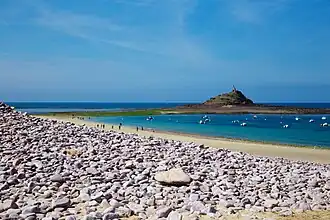 Vue de l'îlot Saint-Michel depuis la plage des Sables-d'Or