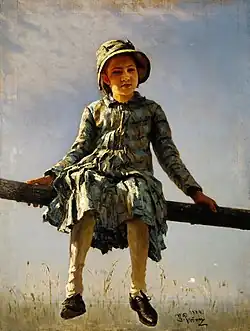 Portrait d'une petite fille, assise sur une clôture, se détachant sur le ciel.