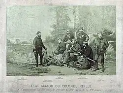 Photographie sépia montrant un groupe d'officiers en campagne discutant.