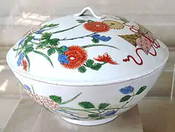 Bol à décor de fleurs, Arita, style Kakiémon, émaux translucides sur couverte, vers 1640 (Musée national de Céramique, Sèvres).