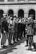 Remise de la croix d'officier de la légion d'Honneur au Lt-Colonel Bougrain par le général Gouraud dans la cour des Invalides. 7 juillet 1933.