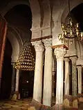 Exemple de colonnes corinthiennes en marbre de la grande mosquée de Kairouan (Tunisie). Ce sont des spolia issus d'anciens monuments romains et byzantins.