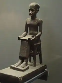 homme verdâtre assis