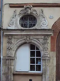 no 10 : le décor sculpté de la fenêtre et de l'oculus.