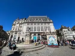 Immeuble néo-Renaissance, et ancien grand magasin À la Ménagère (à gauche)
