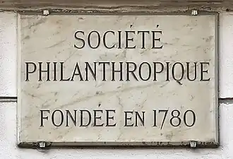 Plaque au no 65, immeuble de la Société philanthropique et centre d'accueil pour sans-abris.