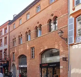 no&nbsp;15 : façade sur rue de la maison romano-gothique.