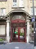Porche de l'immeuble HLM de la rue.