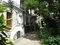 Jardin de l'un des immeubles donnant sur le sentier.