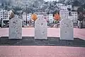 Impacts de lumière sur stèles, vue de dos, triptyque, La chair et Dieu, Les Subsistances, 2003.