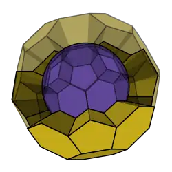 De l'extérieur, le centre de la bombe ressemble à un ballon de football avec plusieurs couches. La couche extérieure est composée de lentilles explosives qui, lorsqu'elle détonnent, provoquent une compression uniforme de la boule de plutonium qu'elle enserre.
