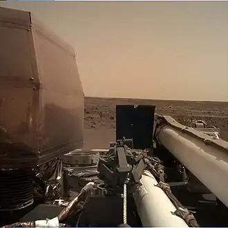 Photo montrant le bras robotique en position repliée.