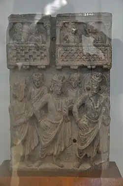 Relief représentant des hommes à antriya et uttariya, Ier&nbsp;siècle&nbsp;av. J.-C.