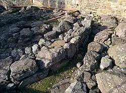 In dettaglio la muratura esterna del pozzo sacro.