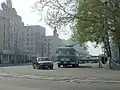 Un trolleybus devant la gare de Pyongyang en 2007.