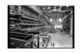 Visiteurs rassemblés à l'intérieur de l'usine de Contrecœur en 1972 lors de l'inauguration