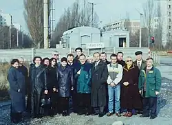 Des scientifiques à un poste de contrôle dans la ville morte de Pripiat, 2000