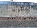 Commémoration de l'indépendance sur un mur du Parlement