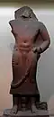 Bodhisattva (semblable au bodhisattva du moine Bala daté 81, musée de Sarnath). Grès rouge, Mathura. Fin Ier&nbsp;siècle. Indian Museum, Calcutta. Frontalité typique kouchane.