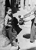 Enfant indochinois dans une ruelle du quartier