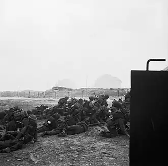 Description de l'image Infantry waiting to move off 'Queen White' Beach.jpg.