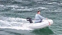 Petit pneumatique hors-bord en Norvège.