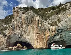 Entrées des grottes.