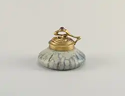 Alexandre Bigot, Encrier, c. 1900, grès, bronze doré, verre, New York, Cooper–Hewitt, Smithsonian Design Museum.
