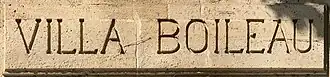 Voir la plaque.