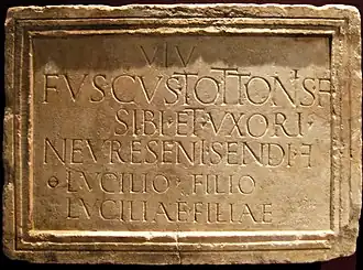 Épitaphe de Fuscus à Arrien-en-Bethmale (Ariège) avec le F inversé comme abréviation de filiae.