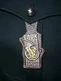 Insigne argenté sur patte de cuir de commissionnement au titre des Eaux et Forêts pour les Services forestiers de l'État en 1999.