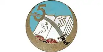 Insigne du 5e régiment de tirailleurs algériens : le takbir y est inscrit sur un livre.
