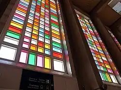 Photographie couleur de deux installations de grande taille, réalisée avec des blocs de verre colorés