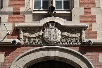 Fronton au-dessus de l'entrée principale de « La catho » au no 21 de la rue d'Assas.