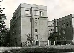 (l'ancien) Institut (avec un étage ajouté après la guerre, dans les années 1955 – 1965.
