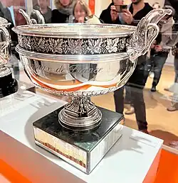coupe argentée posée sur un piédestal