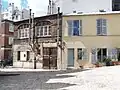 … et ses ateliers attenants.