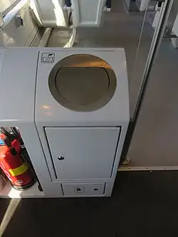 Extincteur et poubelle.