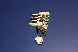 Photographie de l'organisation interne d'un filtre ADSL incorporé dans une prise en T.