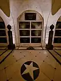 Exemples de caveaux, en particulier celui du maréchal Fayolle, à l'intérieur du caveau des gouverneurs.