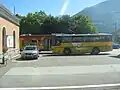 Un CarPostal et une rame du BVB à la gare CFF, un exemple type de l'intermodalité des transports en Suisse (août 2013).