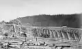 Rivière-du-Loup, PQ, vers 1873. Construit en bois, il est remplacé par un pont de fer en 1889.